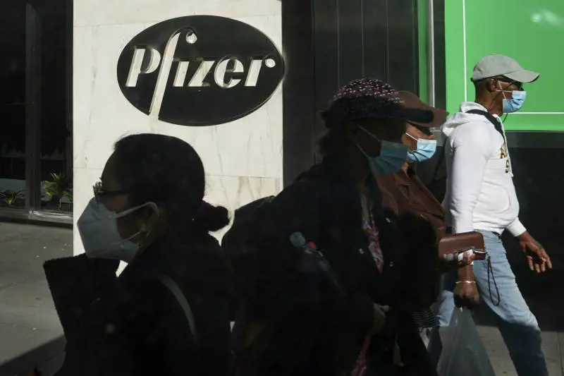 Il creatore del vaccino di Pfizer rivela: "Quando si tornerà alla normalità"