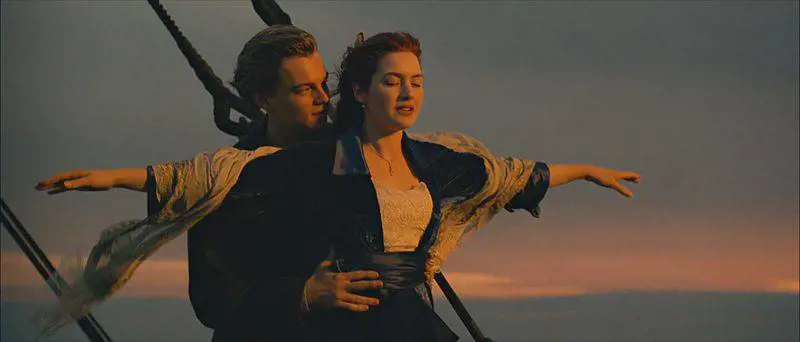 Provano a replicare la scena del Titanic. Muoiono affogati