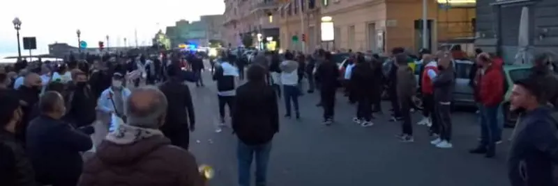 A Napoli centinaia in piazza: proteste contro la zona rossa
