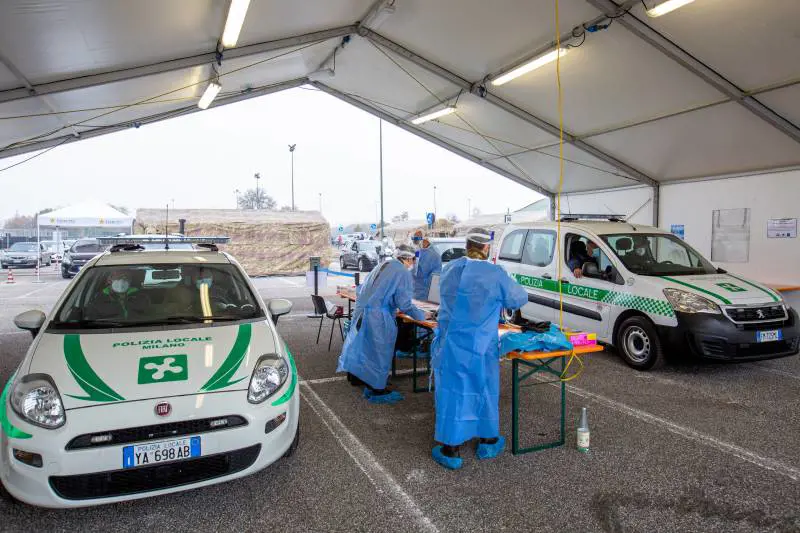 Il tampone seduti in auto e risultato in un quarto d'ora