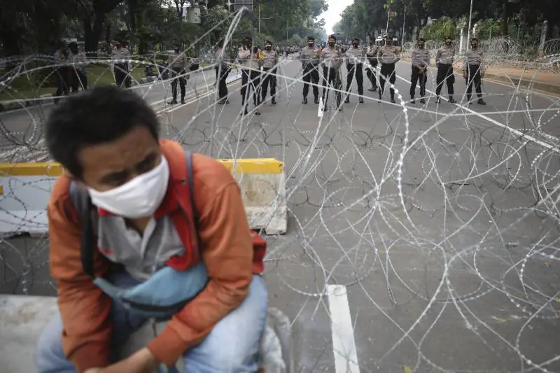 Indonesia, per chi non porta la mascherina scatta l'"obbligo di fare le flessioni"