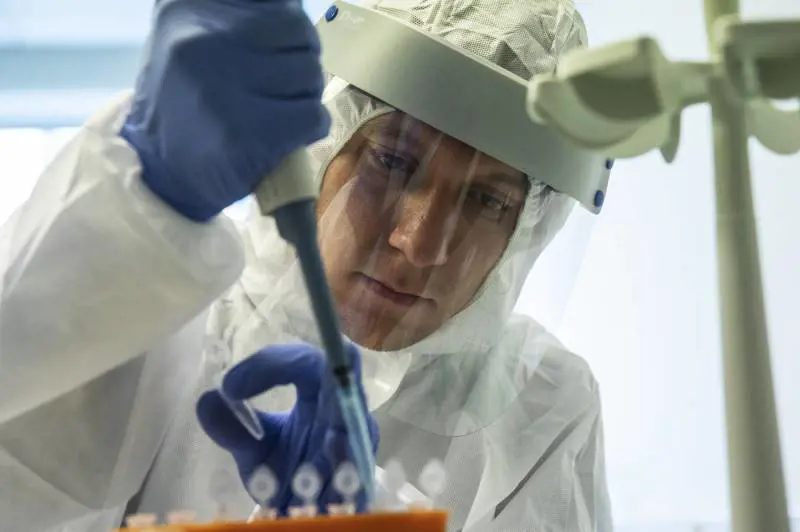 Efficacia, costi, conservazione: lo sprint a tre per il vaccino