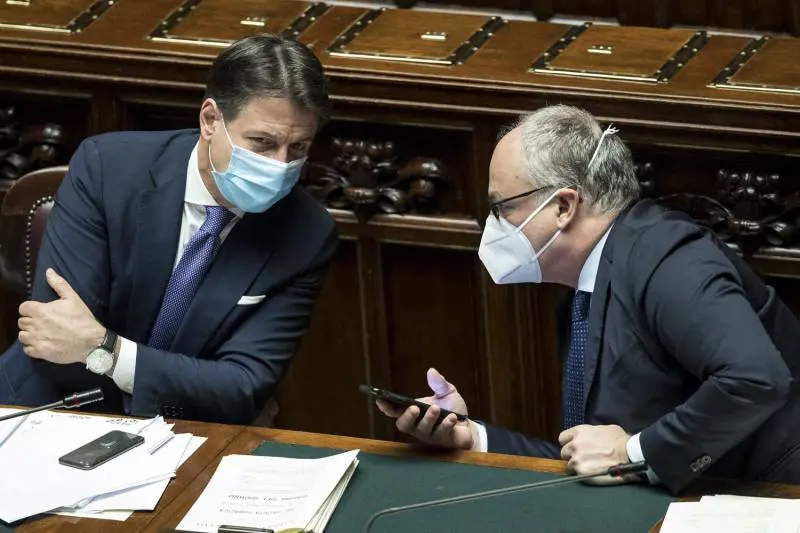 Gualtieri riapre il testo del Recovery per Iv e boccia il Mes per accontentare il M5s