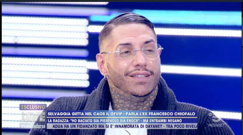 Chiofalo e la verità choc su Selvaggia Roma: “Cerca solo visibilità, non ha baciato Petrelli né Enock”
