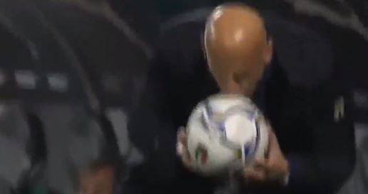 Gianluca Vialli bacia il pallone