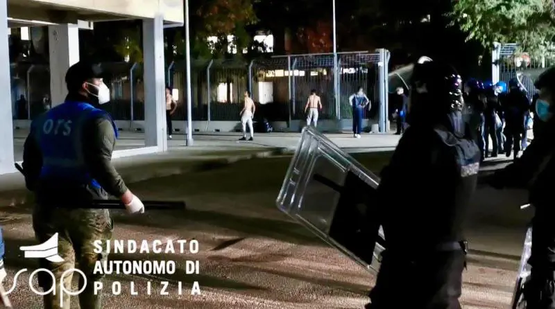 "Questo è un covo di ammalati" Scoppia la rabbia dei poliziotti