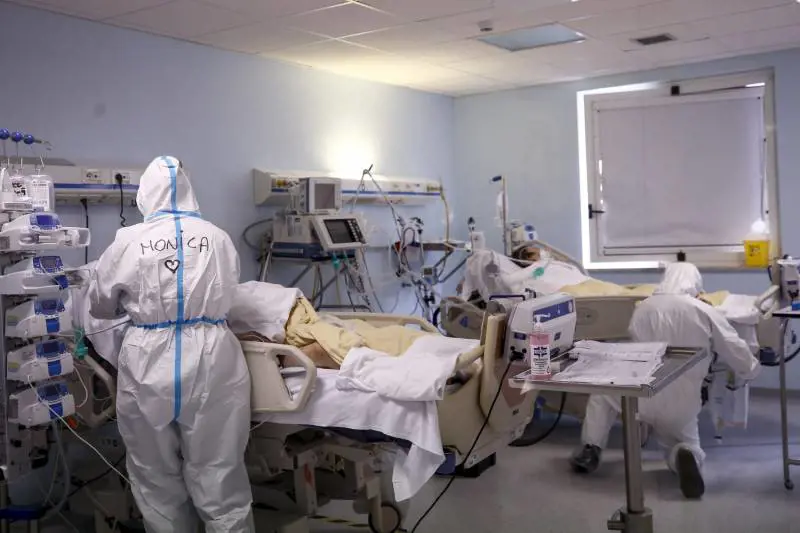 Contagi ancora sotto 20mila, salgono a oltre 700 i morti