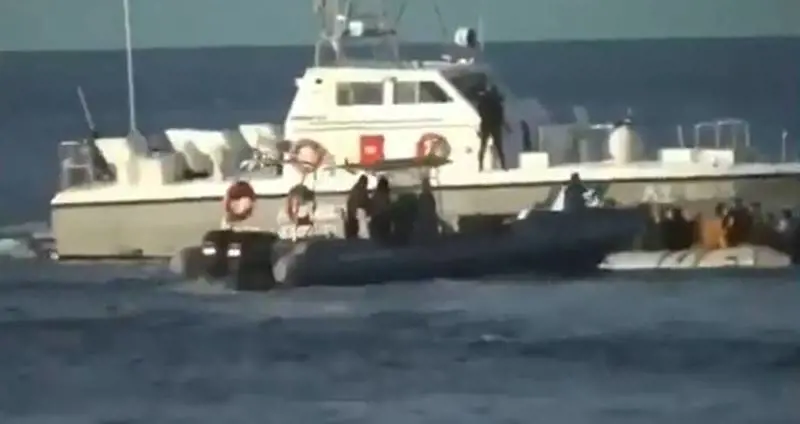 "Ha messo il bimbo in pericolo" Il padre del migrante arrestato