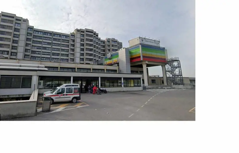 "Devo tornare a casa". E la donna ruba un'ambulanza...
