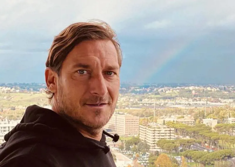 "Non ha il titolo per farlo": E l'associazione agenti denuncia Totti