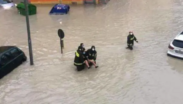 Alluvione a Crotone. Il sindaco: "Non uscite di casa"