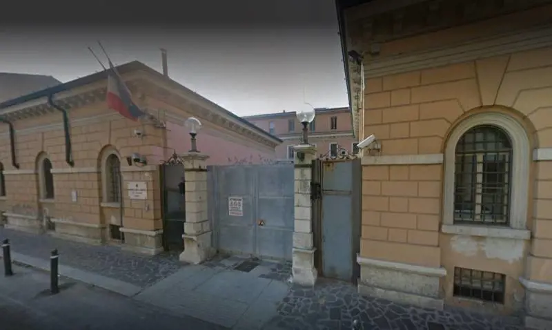 La furia del pregiudicato romeno: calci e sputi contro i poliziotti