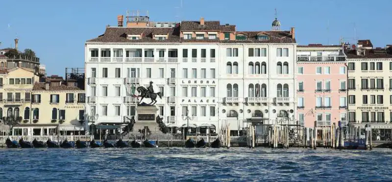 L'hotel (chiuso) paga tutti: "Dipendenti? Una famiglia"