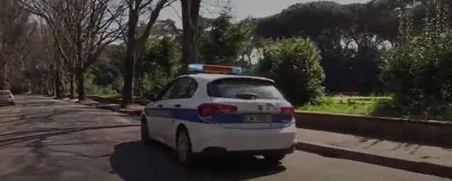 Sesso nell'auto di servizio, ma la radio è accesa: vigili nella bufera