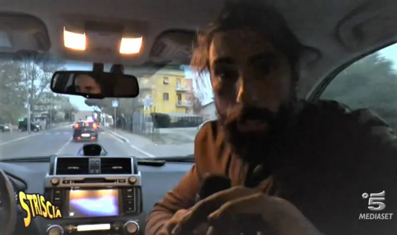 "Ora ti taglio la faccia, infame" Insulti e minacce per Brumotti