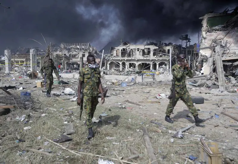 Militari nella zona di un oleodotto esploso a Lagos, in Nigeria