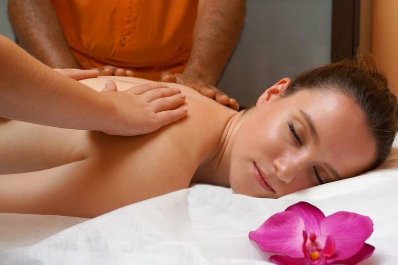 Donna che si sottopone a massaggio ayurvedico