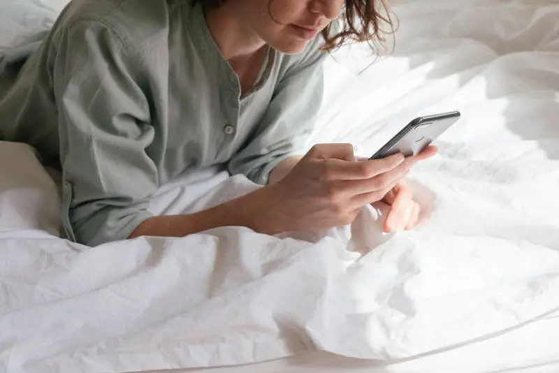 "Non ci vediamo da un po'". Occhio all'ultima truffa su WhatsApp e Telegram: è una trappola