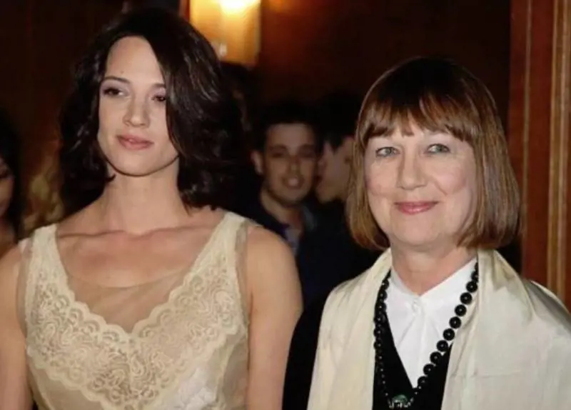 Grave lutto per Asia Argento: è morta la mamma. "Mi manca la terra sotto i piedi"