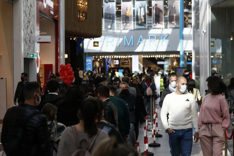 In migliaia all'apertura del centro commerciale. Bufera contro il Comune