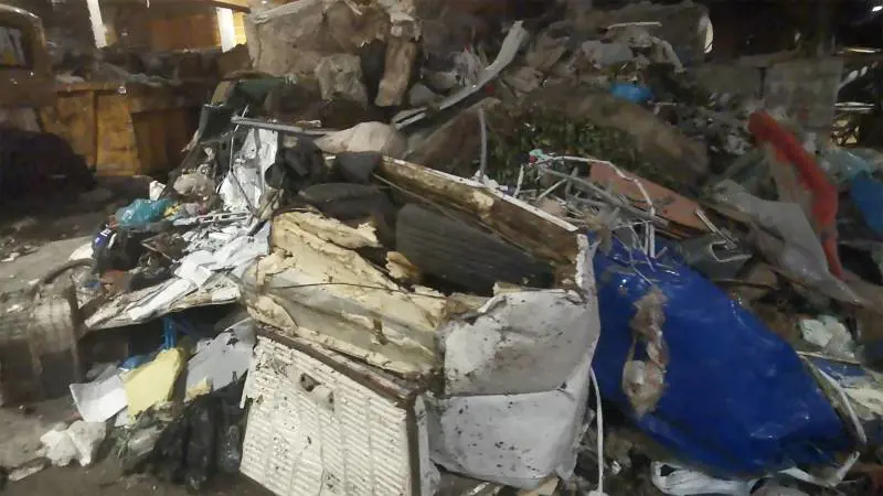 In discarica è stato ritrovato un frigorifero pieno di copertoni d'auto