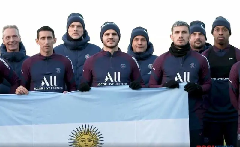 Morte Maradona, Mauro Icardi nella bufera: "Ride nella foto"