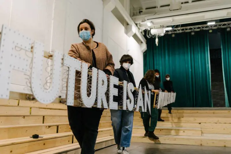 Murales, scatti e installazioni. Le mostre si fanno in strada