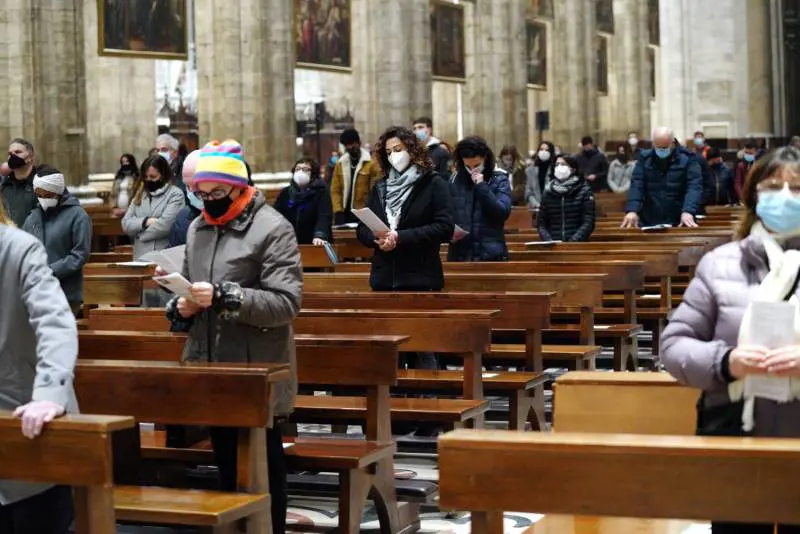 La bozza Ue: "Vietare le messe". Regioni: sci e viaggi, più libertà