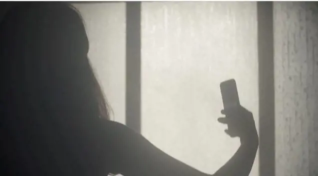 "Le mie foto in topless sulle chat della baby gang, ho tentato il suicidio"