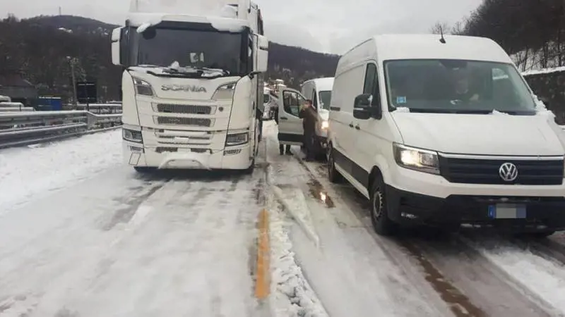 Il gelo che blocca l'autostrada Le coperte per chi resta in auto