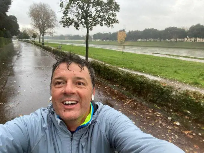 Renzi corre, ma "scivola". Lo strano dettaglio nella foto dell'ex premier