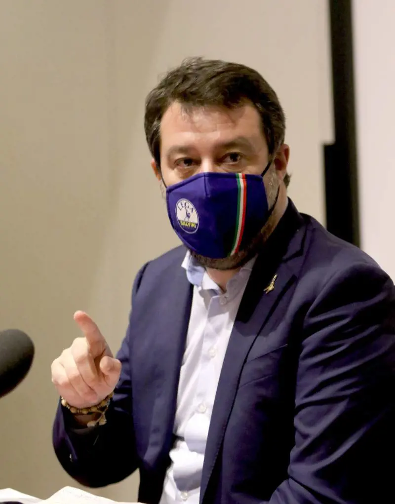 Governatori in ordine sparso sulle misure. Salvini striglia i suoi sulle chiusure totali