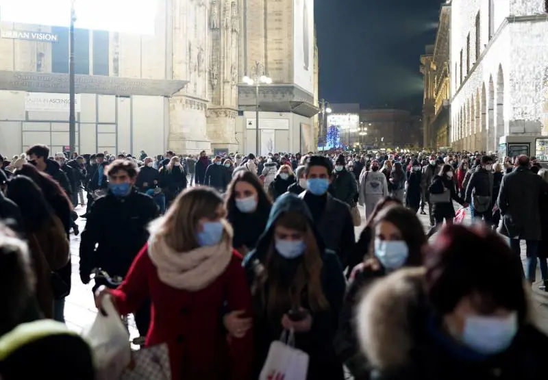Milano si sveglia "gialla". Folla nei bar e nei negozi