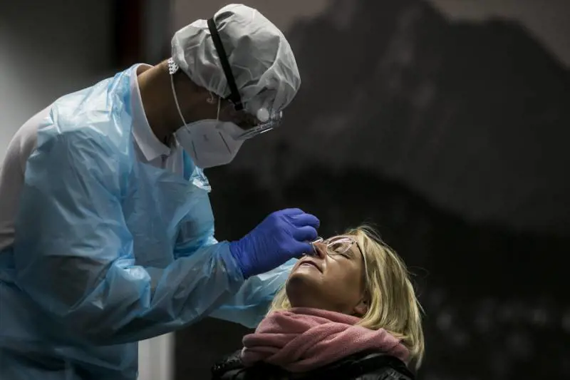 "Usate gli antinfiammatori appena vi sale la febbre: non aspettate il tampone"
