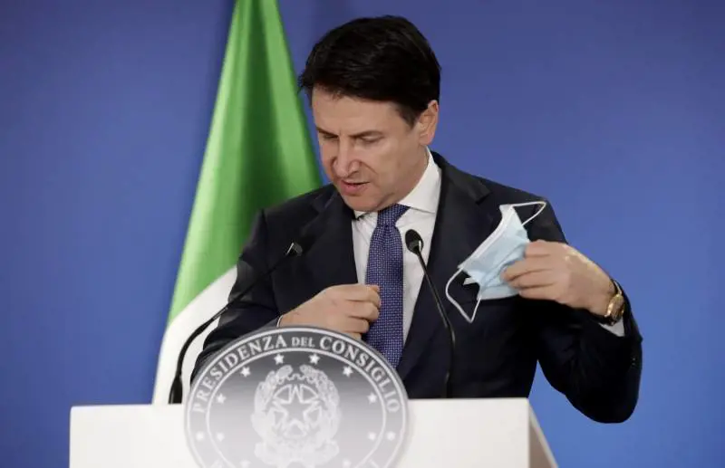 "Ora basta tirare a campare". Un nuovo siluro affonda Conte