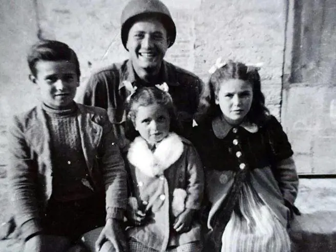 Il soldato ritrova i 3 bimbi salvati nel '44