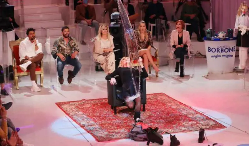 Gemma Galgani hot a Uomini e Donne: ballo e gavettone alla Flashdance