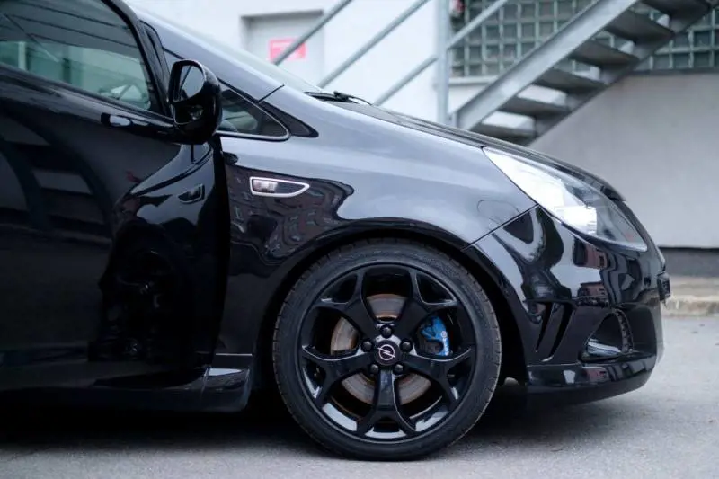 Il colore dell'auto? È decisivo ​Fate attenzione al "total black": quanto vale