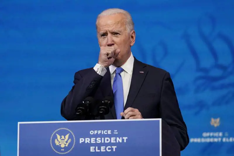 Biden fragile, tosse in pubblico. Fauci: "Vaccino per lui e Harris"