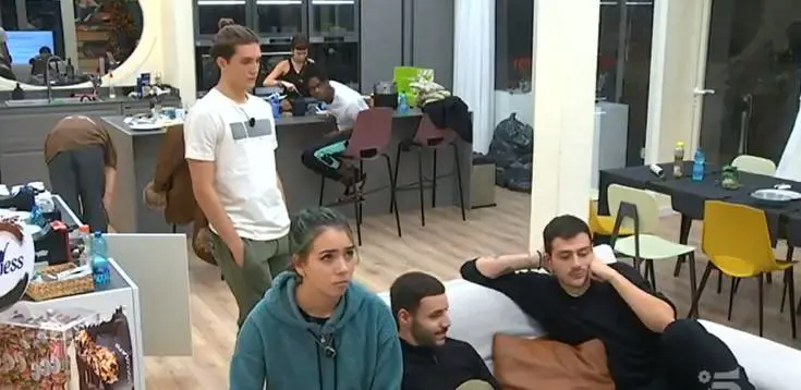 Amici, bottiglie sotto ai letti e sporcizia. Maria De Filippi sbotta: "Mortificante"