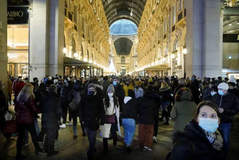Pattuglie schierate in strade e stazioni. A Milano la Galleria a numero chiuso