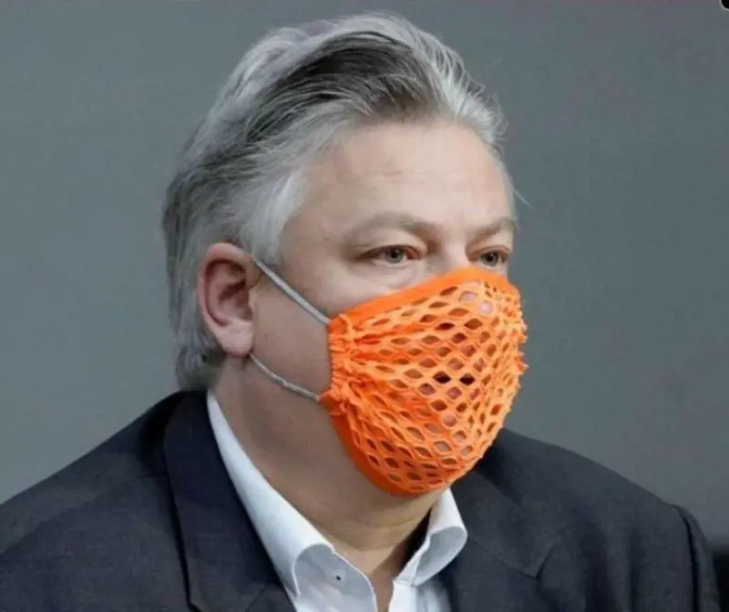 Ricoverato deputato AfD negazionista. Si era recato in parlamento con una "mascherina bucata"
