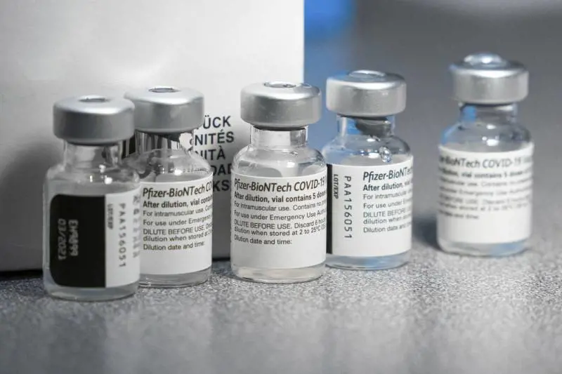 Anche in Italia via libera. "Il vaccino è per tutti. Efficace sulle varianti"