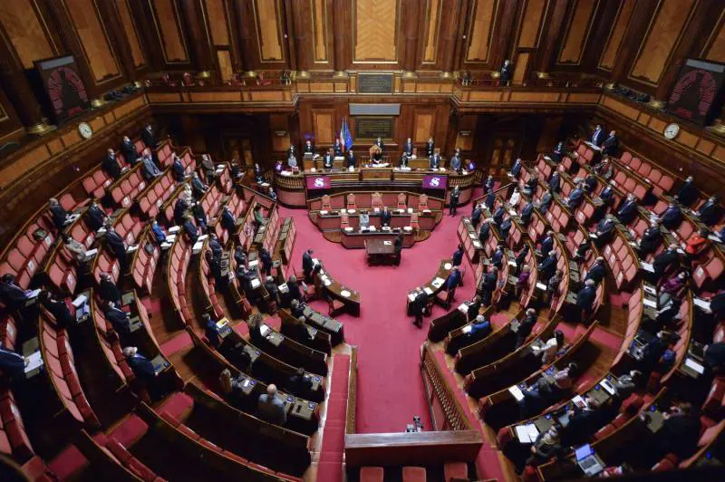Dl sicurezza, scoppia bagarre: il sì senza voti da centrodestra
