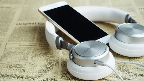 Vietato (per legge) ascoltare la radio sul telefono