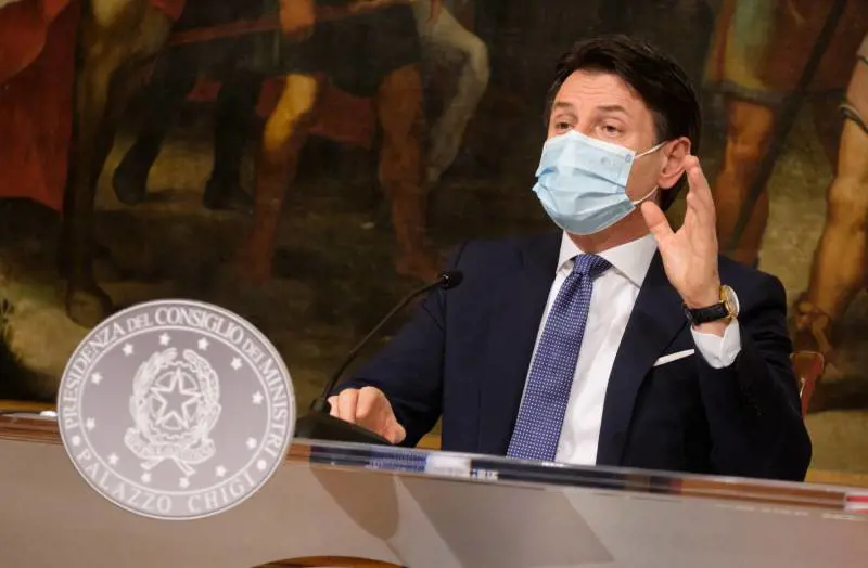 Il premier spera in un "rimpastino". Ma già traballano cinque ministri