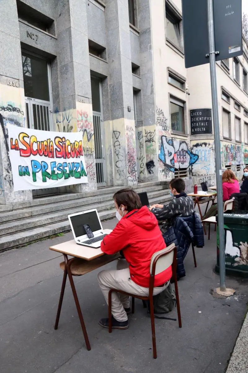 Scuola, intesa governo-Regioni: a scuola il 7 gennaio con 50% in presenza