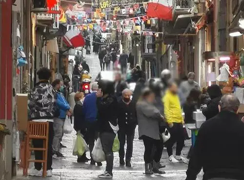 De Luca soffoca la Campania, ma non l’illegalità
