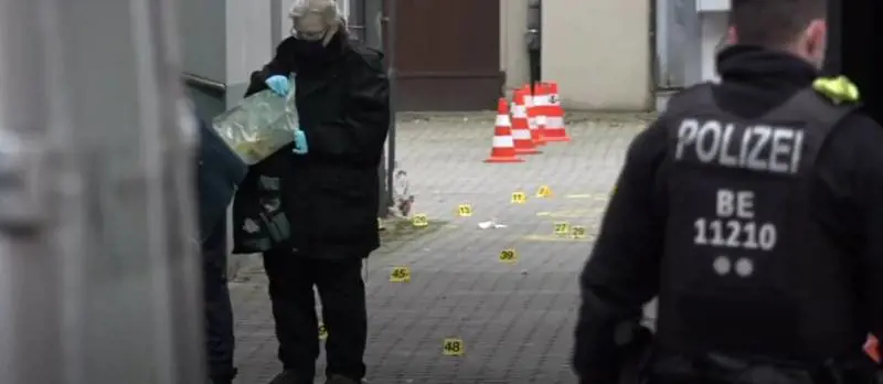 Germania, sparatoria a Berlino: quattro feriti e aggressori in fuga