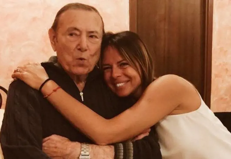 Morto il papà di Paola Perego. Aveva contratto il Covid